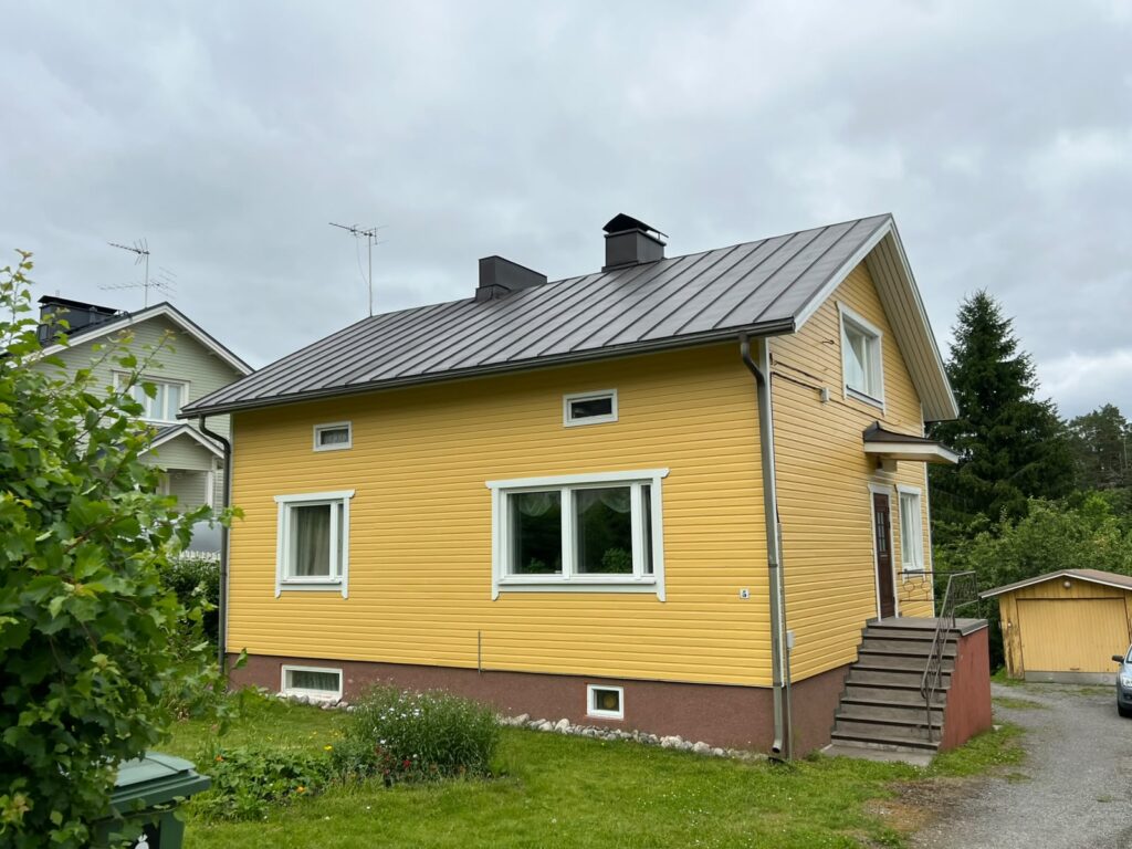 Peltikaton ja talon maalaus